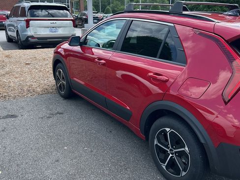 Certified 2025 Kia Niro EX FWD image 13