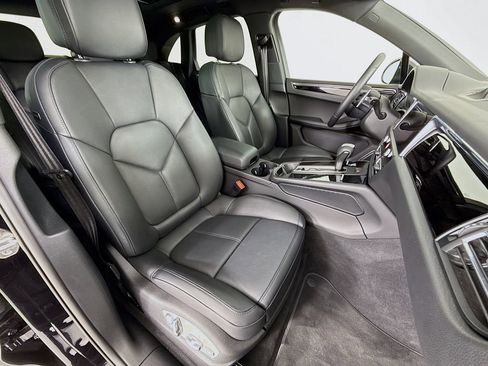 Certified 2025 Porsche Macan image 30