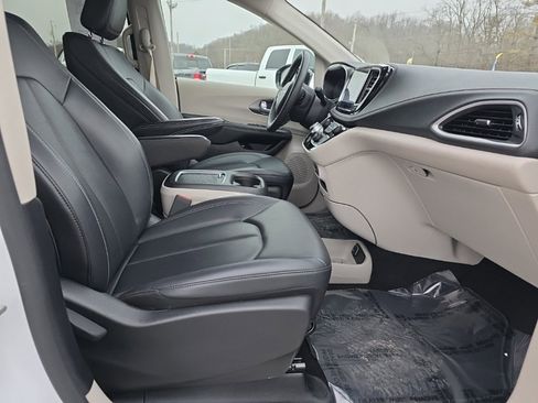 Used 2024 Chrysler Pacifica Select image 18