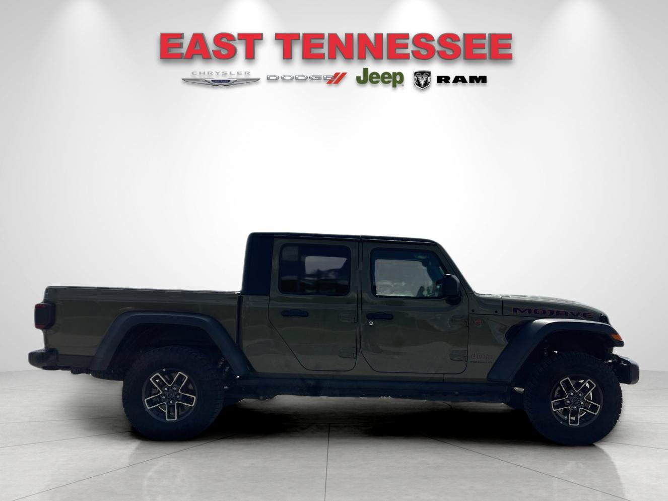Used 2026 Jeep Gladiator Mojave AWD/4WD image 2