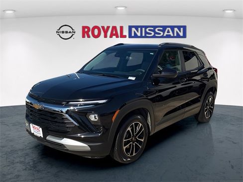 Used 2025 Chevrolet TrailBlazer LT image 3