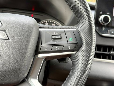 Used 2024 Mitsubishi Outlander AWD image 38