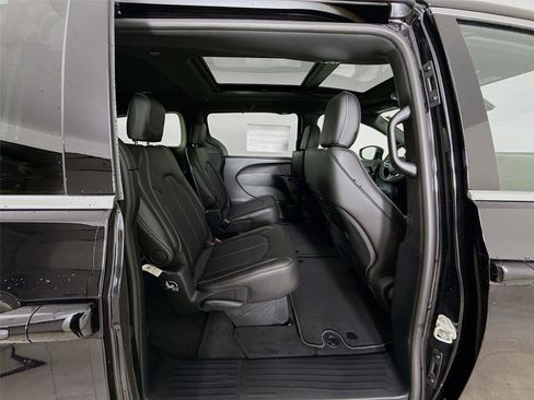 New 2026 Chrysler Pacifica Select image 30