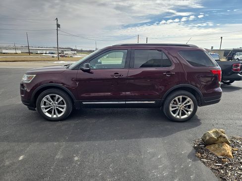 Used 2018 Ford Explorer XLT w/ Equipment Group 202A image 6