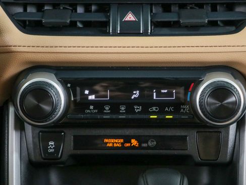 Used 2020 Toyota RAV4 LE FWD image 20