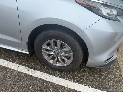 Used 2022 Toyota Sienna XSE image 3