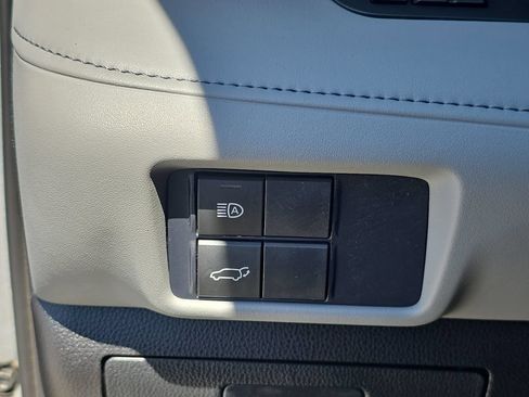 Used 2021 Toyota Highlander XLE FWD image 31