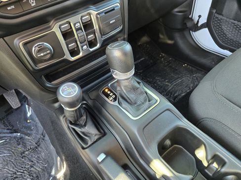 Used 2023 Jeep Gladiator Sport image 16