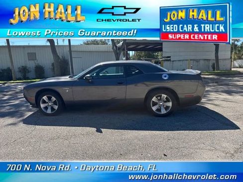 Used 2020 Dodge Challenger SXT image 5