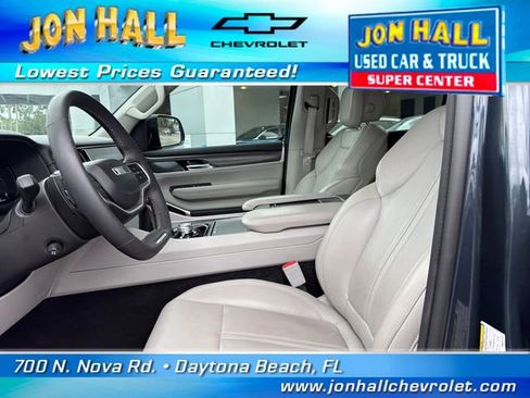 Used 2023 Jeep Wagoneer Series II w/ Premium Group I AWD/4WD image 21