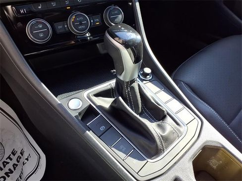 Used 2022 Volkswagen Jetta SE w/ Panoramic Sunroof Package image 8