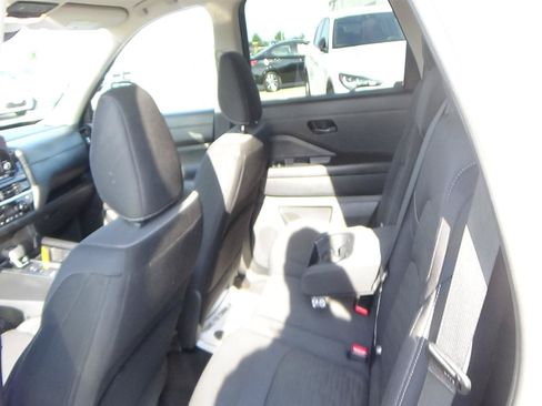 Used 2025 Nissan Pathfinder SV FWD image 11