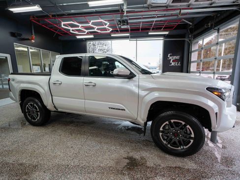 Used 2024 Toyota Tacoma TRD Sport w/ TRD Sport Upgrade Package image 5