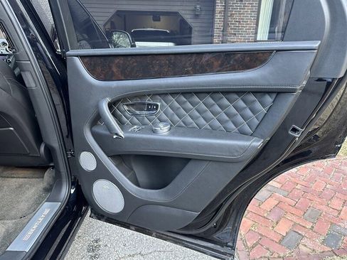 Used 2017 Bentley Bentayga image 16