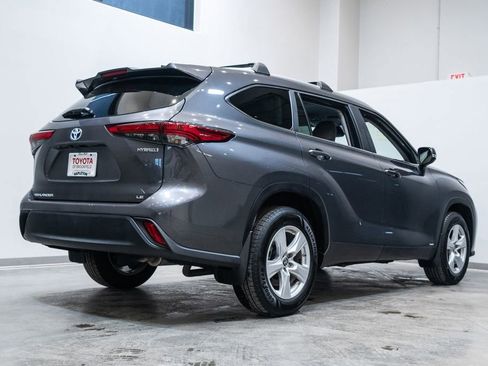 Certified 2023 Toyota Highlander LE image 9