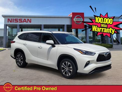 Used 2021 Toyota Highlander XLE FWD image 1