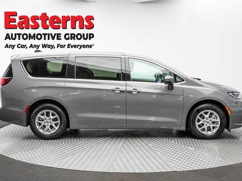 Used 2023 Chrysler Pacifica Touring-L FWD image 4