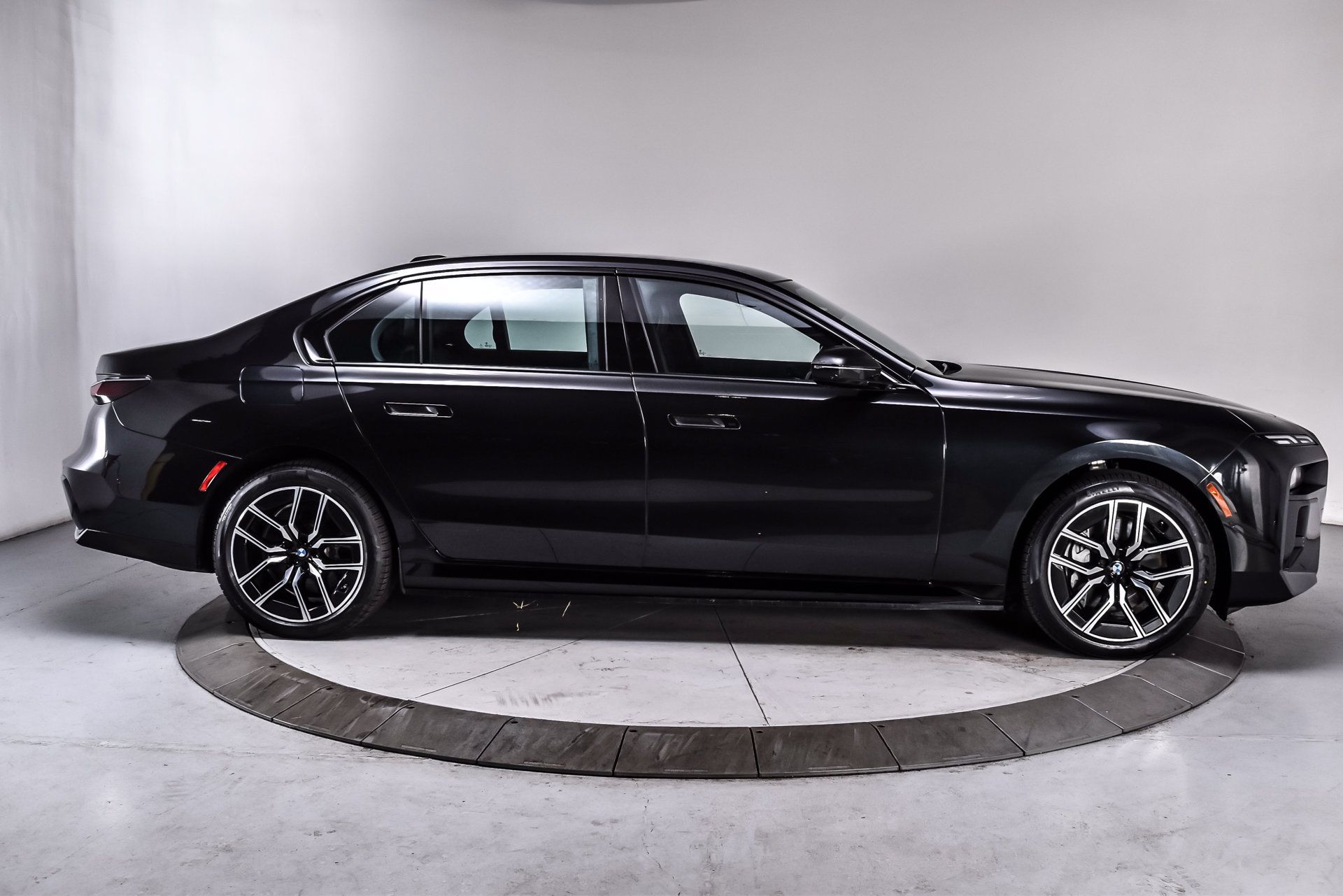 Used 2023 BMW i7 xDrive60 AWD/4WD image 7
