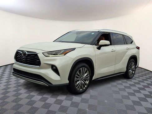 Used 2021 Toyota Highlander Platinum FWD image 3