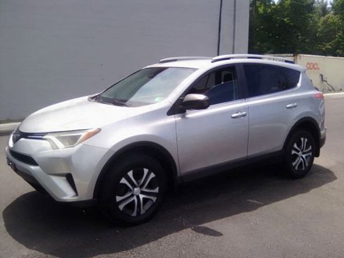 Used 2017 Toyota RAV4 LE w/ Preferred Accessory Package AWD/4WD image 13