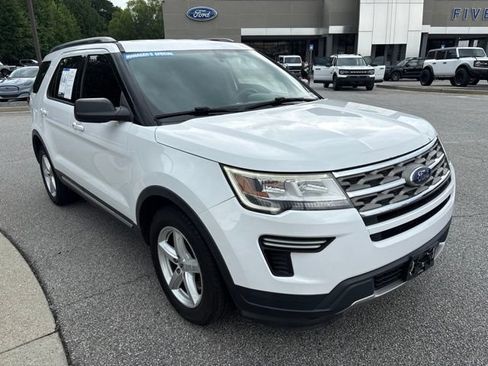 Used 2018 Ford Explorer XLT FWD image 2