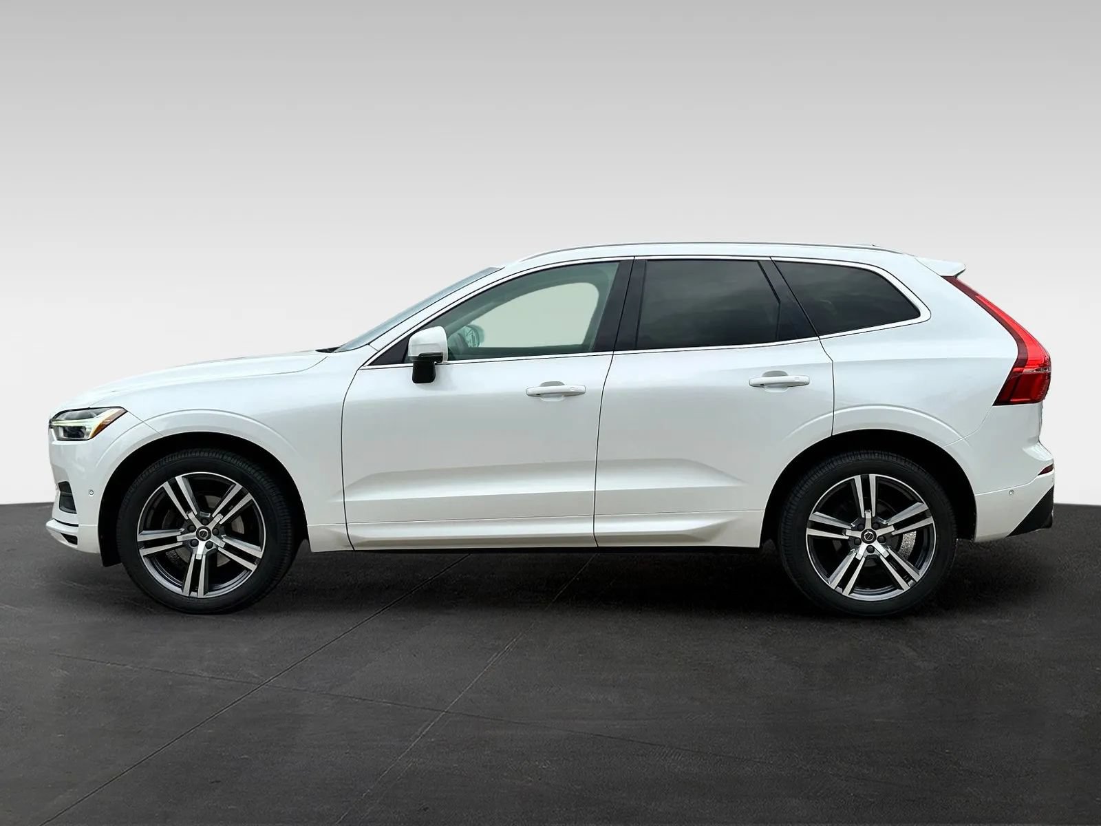 Used 2018 Volvo XC60 T5 Momentum w/ Vision Package AWD/4WD image 4