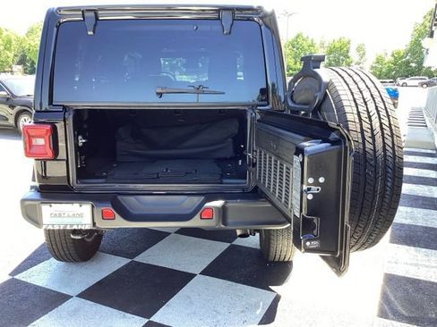 Used 2025 Jeep Wrangler Unlimited Sahara AWD/4WD image 9