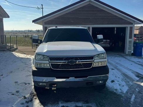 Used 2005 Chevrolet Silverado 2500 LS w/ Heavy-Duty Power Package image 2