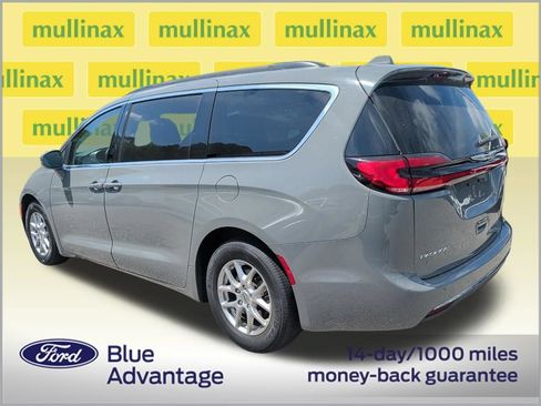 Used 2022 Chrysler Pacifica Touring-L FWD image 3