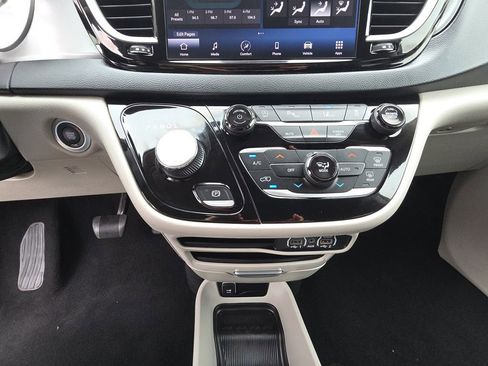 Used 2023 Chrysler Pacifica Touring-L FWD image 23