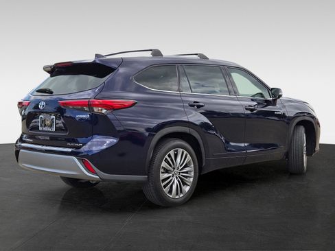Used 2021 Toyota Highlander Platinum FWD image 4