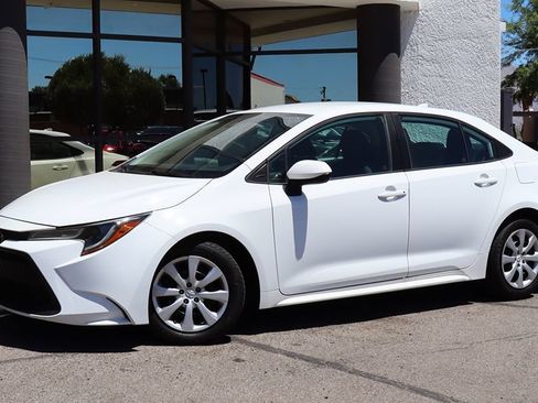 Used 2020 Toyota Corolla LE FWD image 3