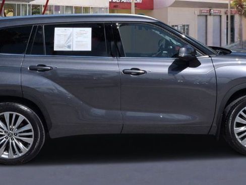 Used 2024 Toyota Highlander Platinum FWD image 6