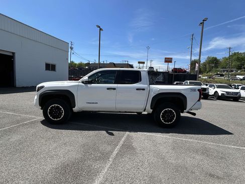 Used 2024 Toyota Tacoma TRD Off-Road image 6