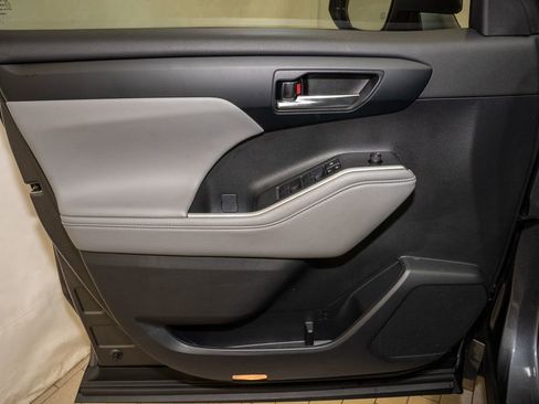 Certified 2023 Toyota Highlander XLE image 13