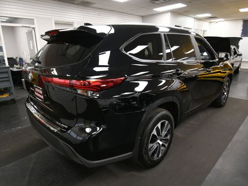 Used 2023 Toyota Highlander XLE AWD/4WD image 7