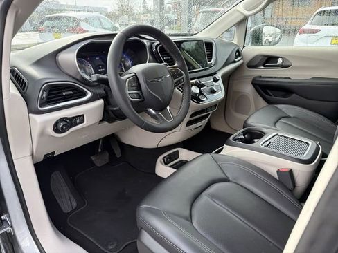 Used 2024 Chrysler Pacifica Touring-L image 9