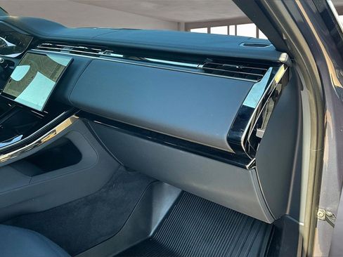 Used 2025 Land Rover Range Rover Sport SE image 16