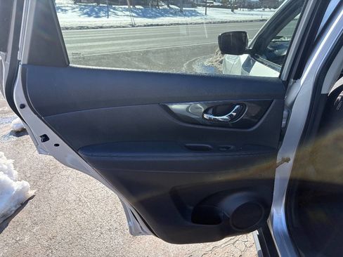 Used 2017 Nissan Rogue SV w/ SV Premium Package image 24