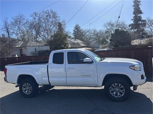 Used 2017 Toyota Tacoma SR5 image 5