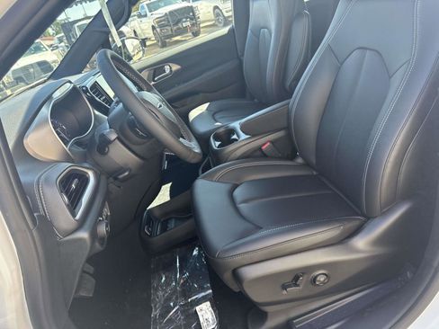 New 2026 Chrysler Voyager LX image 8