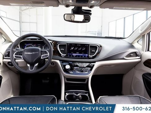 Used 2023 Chrysler Pacifica Limited FWD image 4