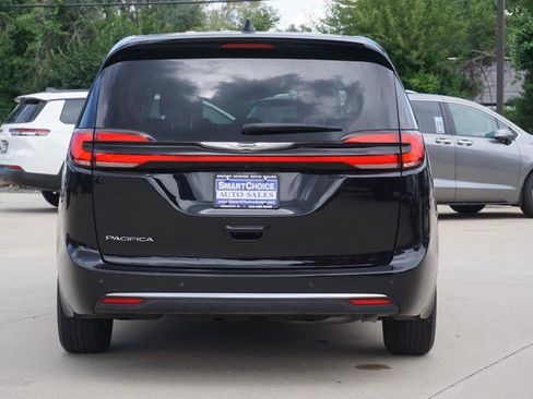Used 2024 Chrysler Pacifica Touring-L FWD image 4