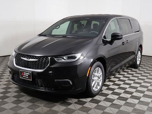 Used 2025 Chrysler Pacifica Select image 9