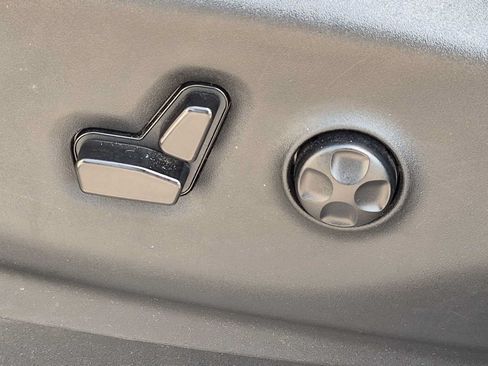 Used 2024 Chrysler Pacifica Touring-L FWD image 17