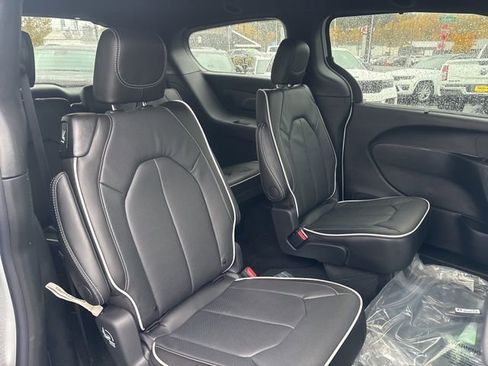New 2026 Chrysler Pacifica Limited AWD/4WD image 11