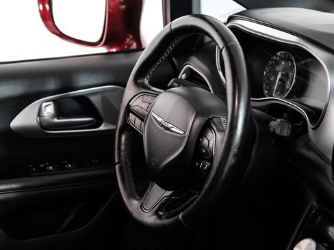 Used 2018 Chrysler Pacifica Touring-L Plus w/ Advanced Safetytec Group FWD image 11