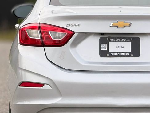 Used 2017 Chevrolet Cruze LS FWD image 13
