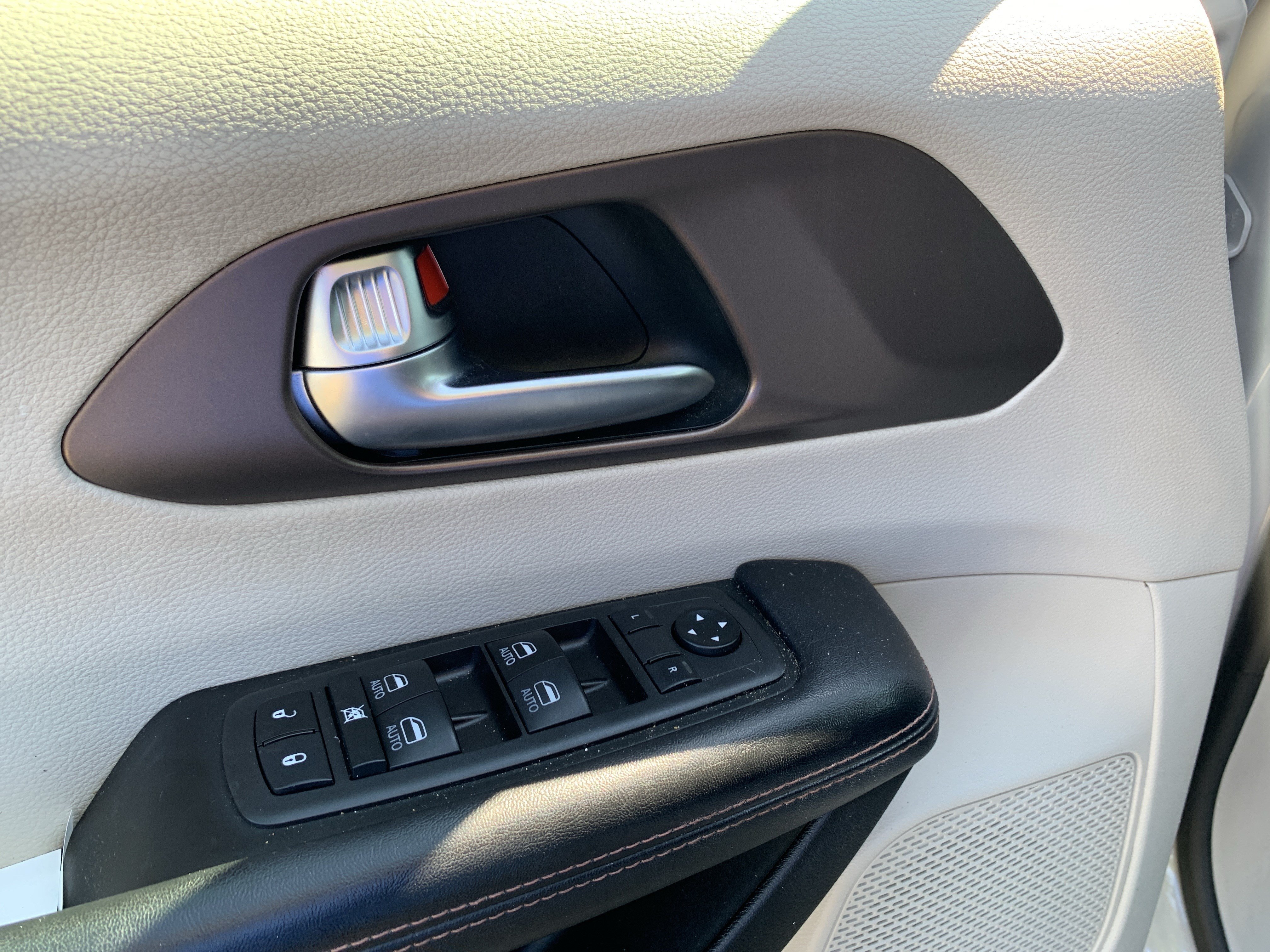 Used 2019 Chrysler Pacifica Touring-L Plus w/ Advanced Safetytec Group FWD image 15