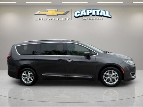 Used 2017 Chrysler Pacifica Touring-L Plus w/ Tire & Wheel Group FWD image 6